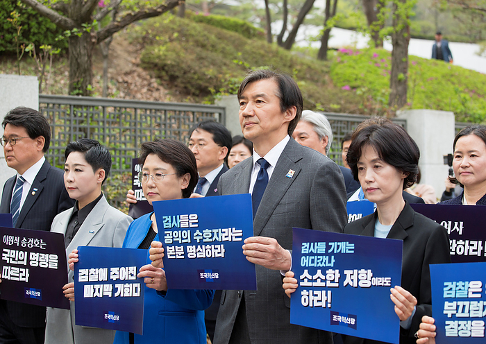 The Rebuilding Korea Party led by Cho Kuk calls for investigations into allegations surrounding first lady Kim Keon Hee in Seoul Cho Kuk, April 11, 2024 : Leader of the Rebuilding Korea Party, Cho Kuk  2nd R, front row  and lawmakers elect of the party march after a press conference in front of the Supreme Prosecutors  Office in Seoul, South Korera. Cho demanded prosecutors to immediately summon President Yoon Suk Yeol s wife, Kim Keon Hee to investigate allegations surrounding her. First lady Kim Keon Hee has been accused of involvement in manipulating the stock prices of Deutsch Motors Inc., a BMW car dealer in South Korea, between 2009 and 2012. Kim came under fire for receiving a luxury Dior handbag from a pastor in 2022. The Rebuilding Korea Party led by Cho Kuk secured 12 proportional seats in April 10 parliamentary elections with a campaign pledge to put an early end to the conservative Yoon Suk Yeol s government. The new minor party will be the third largest political party in the 300 member parliament.  Photo by Lee Jae Won AFLO 