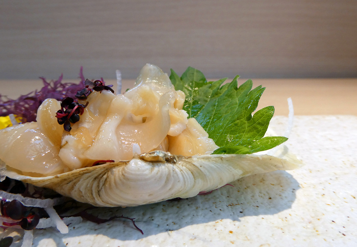 Photo of sashimi of white millet mussel with a rich aroma of the sea, which has a crunchy texture and elegant sweetness.