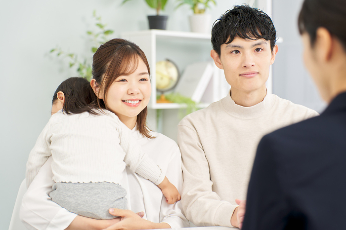 A Japanese family receiving information about insurance (People)