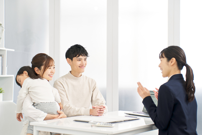 A Japanese family receiving information about insurance (People)