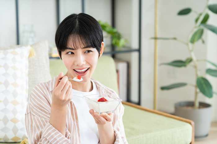 Young Japanese woman eating yogurt (People)