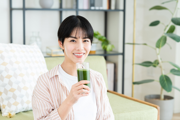 Young Japanese woman drinking aojiru (People)