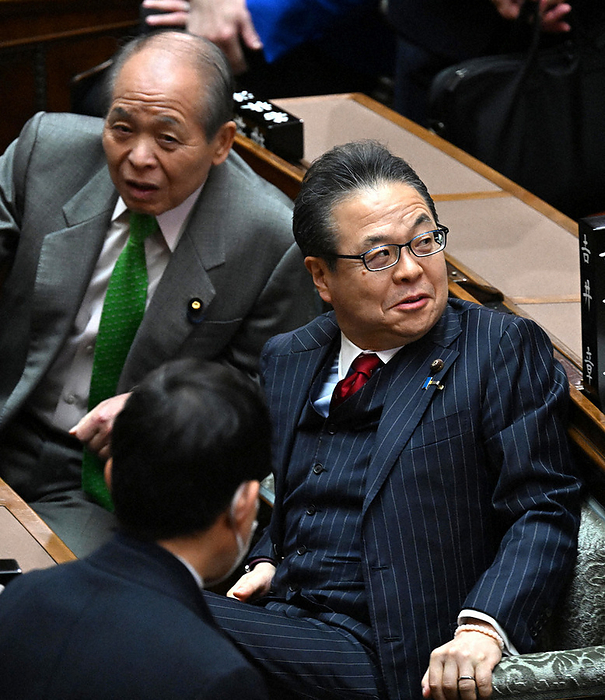 Plenary Session of the House of Councillors Hiroshige Seko  right  exchanges words with Muneo Suzuki and others at a plenary session of the House of Councillors, where his seat was changed after he left the LDP.