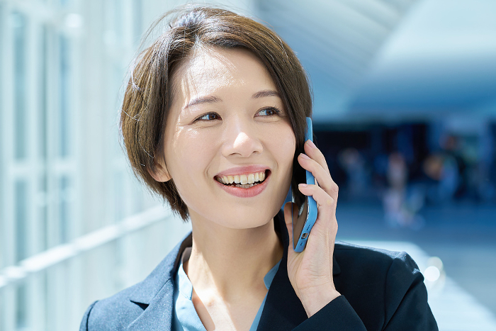 Young Japanese woman talking on her smartphone (People)