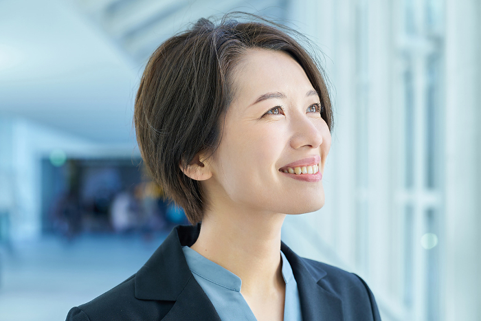 Profile of smiling Japanese businesswoman (People)