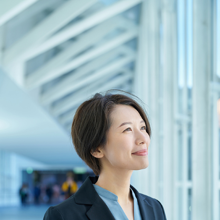 Profile of smiling Japanese businesswoman (People)