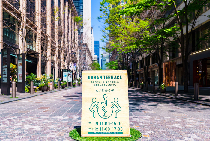 Marunouchi Naka-dori Avenue Urban Terrace is a pedestrian paradise on the main street.