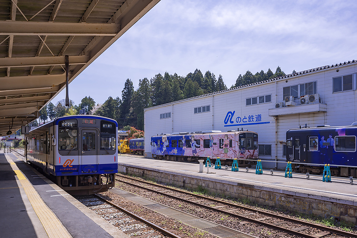 Anamizu Station Anamizu Town, Ishikawa Prefecture After the restoration from the Noto Peninsula Earthquake in 2024 Wrapping train for the animated TV series  Kimi wa Houkago Insomnia  and  Hanasaku Iroha 