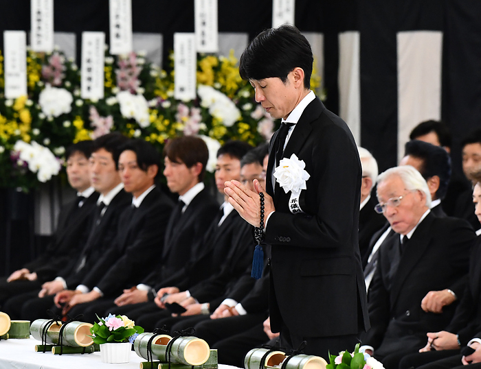 Funeral service for the late Kota Fujioka April 15, 2024, Kota Fujioka s funeral service, Yutaka Take burns incense.