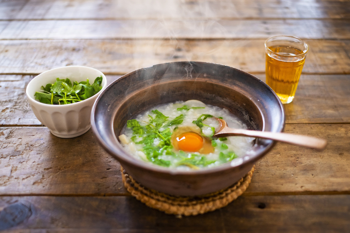 rice gruel containing seven kinds of herbs and an egg