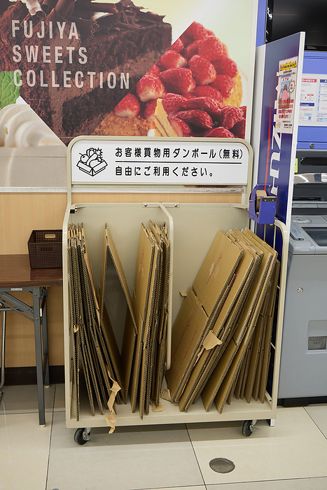 Photographed in 2024 Supermarket Work   Shopping Cardboard Service March 2024 Chofu shi, Tokyo Whinageya Chofu Sengawa