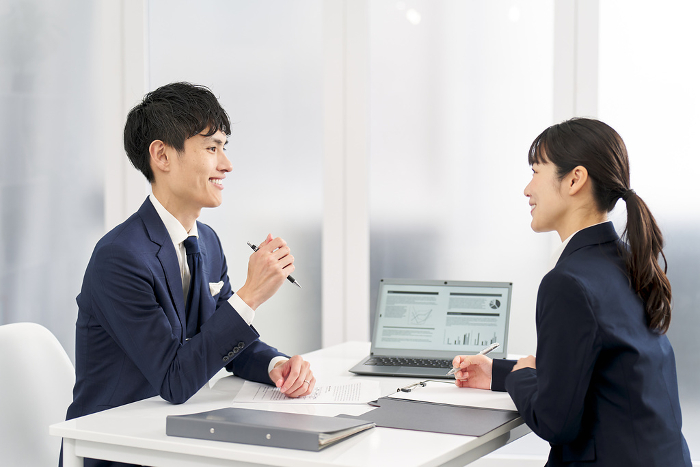 Japanese businesspeople meeting in an office (People)