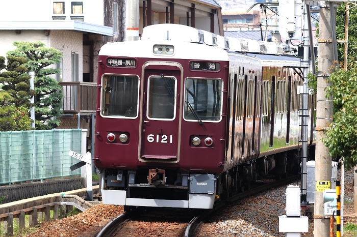 Hankyu] Series 6000 (Koyo Line: Shukugawa Station)