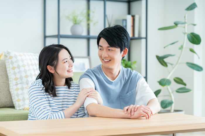 A young couple relaxing in the living room (Japanese / People)