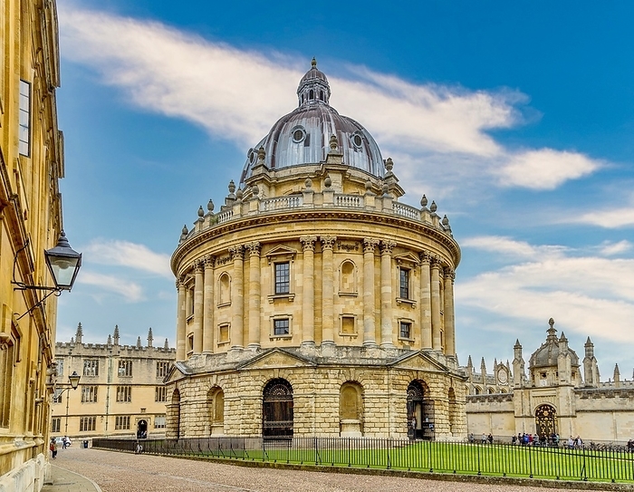 Radcliffe Camera in central Oxford. Built in 1737 49 it forms part of the University s Bodleian library . Radcliffe Camera, built in 1737 49, part of Oxford University s Bodleian Library, Oxford, Oxfordshire, England, United Kingdom, Europe, by Barry Davis