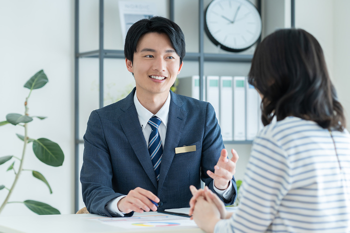 Japanese businessman consulting with a young woman (People)