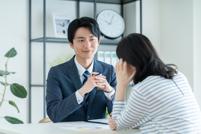 A young woman and a Japanese advisor discussing a problem (Male / People)