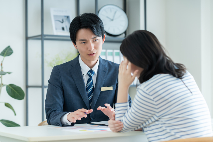 A young woman and a Japanese advisor discussing a problem (Male / People)
