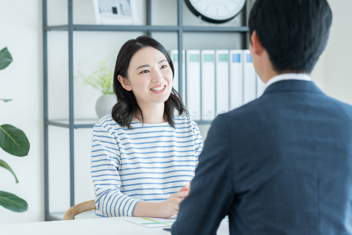 A young Japanese woman asking for advice (People)