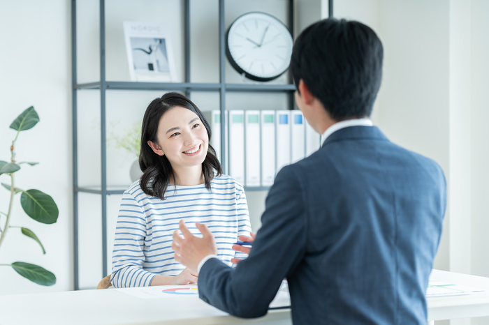 A young Japanese woman asking for advice (People)