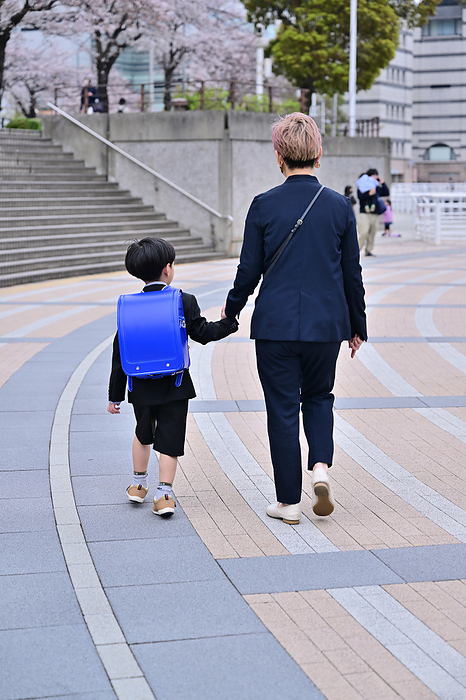 Parents and children walking in the Nihonmaru Memorial Park