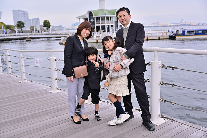 A family poses for a photo in the Minato Mirai 21 district