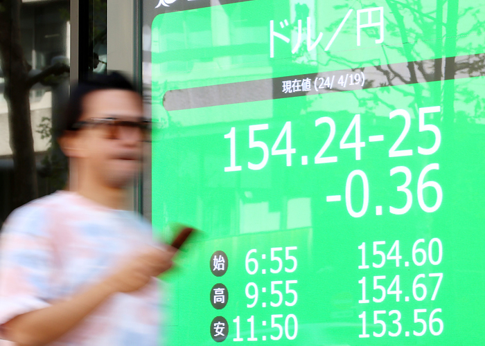 Jaoan s share prices dropped at the Tokyo Stock Exchange April 19, 2024, Tokyo, Japan   A pedestrian passes before a foreign exchange quotation board in Tokyo on Friday, April 19, 2024. Japanese yen was traded at 154 yen level against US dollar at the Tokyo forexmarket..     photo by Yoshio Tsunoda AFLO 