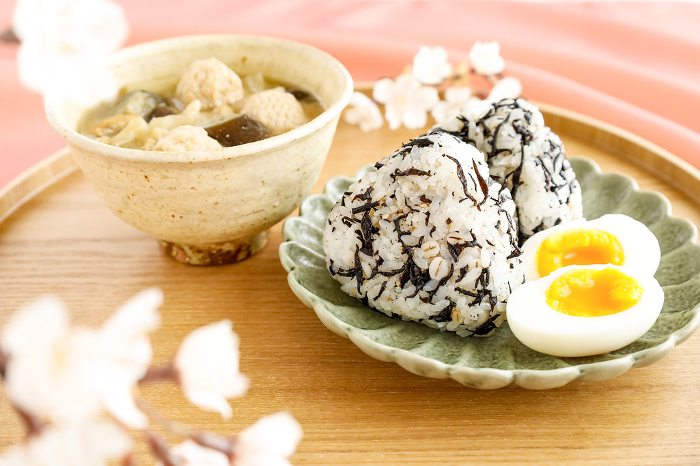 Rice ball meal with hijiki mushrooms mixed into it, pink background