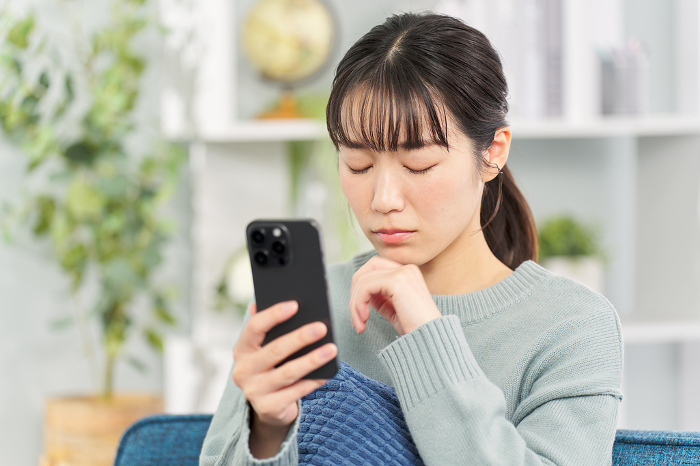 Japanese woman saddened by the sight of her smartphone (People)