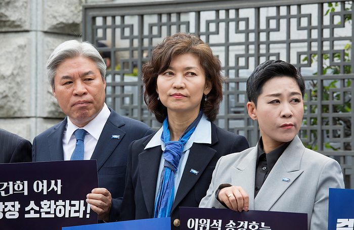 The Rebuilding Korea Party led by Cho Kuk calls for investigations into allegations surrounding first lady Kim Keon Hee in Seoul Seo Wang Jin, Kang Kyeong Suk and Kim Jae Won  Riaa , April 11, 2024 :  L R  Seo Wang Jin, Kang Kyeong Suk and Kim Jae Won  Riaa , lawmakers elect of the Rebuilding Korea Party, participate in a press conference in front of the Supreme Prosecutors  Office in Seoul, South Korera. The party demanded prosecutors to immediately summon President Yoon Suk Yeol s wife, Kim Keon Hee to investigate allegations surrounding her, including involvement in manipulating the stock prices. The Rebuilding Korea Party led by Cho Kuk secured 12 proportional seats in April 10 parliamentary elections with a campaign pledge to put an early end to the pro Japan and conservative Yoon Suk Yeol s government. The new minor party will be the third largest political party in the 300 member parliament.  Photo by Lee Jae Won AFLO 