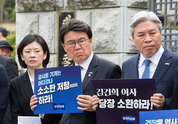 The Rebuilding Korea Party led by Cho Kuk calls for investigations into allegations surrounding first lady Kim Keon Hee in Seoul Hwang Un Ha and Seo Wang Jin, April 11, 2024 : Hwang Un Ha  C  and Seo Wang Jin  R , lawmakers elect of the Rebuilding Korea Party, participate in a press conference in front of the Supreme Prosecutors  Office in Seoul, South Korera. The party demanded prosecutors to immediately summon President Yoon Suk Yeol s wife, Kim Keon Hee to investigate allegations surrounding her, including involvement in manipulating the stock prices. The Rebuilding Korea Party led by Cho Kuk secured 12 proportional seats in April 10 parliamentary elections with a campaign pledge to put an early end to the pro Japan and conservative Yoon Suk Yeol s government. The new minor party will be the third largest political party in the 300 member parliament.  Photo by Lee Jae Won AFLO 
