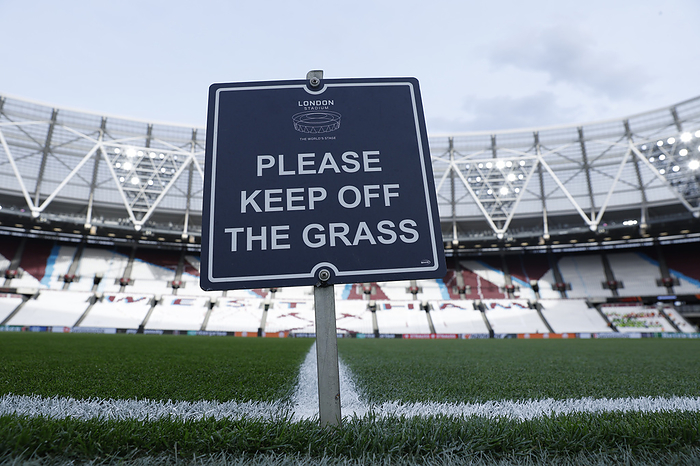 West Ham United FC v Bayer 04 Leverkusen: Quarter Final Second Leg   UEFA Europa League 2023 24 Keep of the grass sign inside the London Stadium before the UEFA Europa League 2023 24 Quarter Final second leg match between West Ham United FC and Bayer 04 Leverkusen at London Olympic Stadium on April 18, 2024 in London, England.   WARNING  This Photograph May Only Be Used For Newspaper And Or Magazine Editorial Purposes. May Not Be Used For Publications Involving 1 player, 1 Club Or 1 Competition Without Written Authorisation From Football DataCo Ltd. For Any Queries, Please Contact Football DataCo Ltd on  44  0  207 864 9121