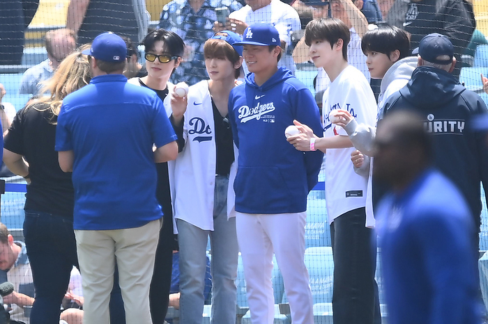 2024 MLB April 20, 2024 Dodgers x Mets Before the game Yoshinobu Yamamoto poses for a photo with members of the ATEEZ Location   Dodger Stadium, Los Angeles