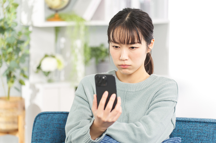 Japanese woman angry at her smartphone (People)
