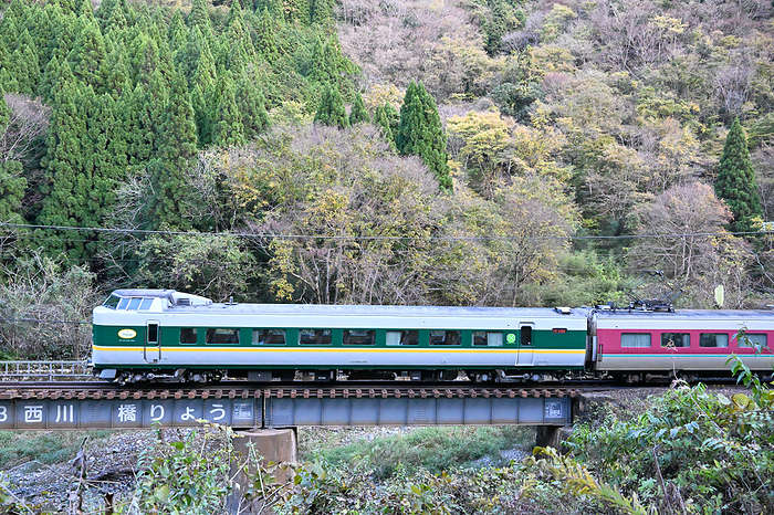 Series 381 Limited Express Yakumo  green   loose colored mixed color train  crossing a railroad bridge on the Hakubi Line, Okayama Prefecture Taken at Adachi Station   Shingo Station, all Series 381 Yakumo trains are scheduled to be retired by the end of FY2024.
