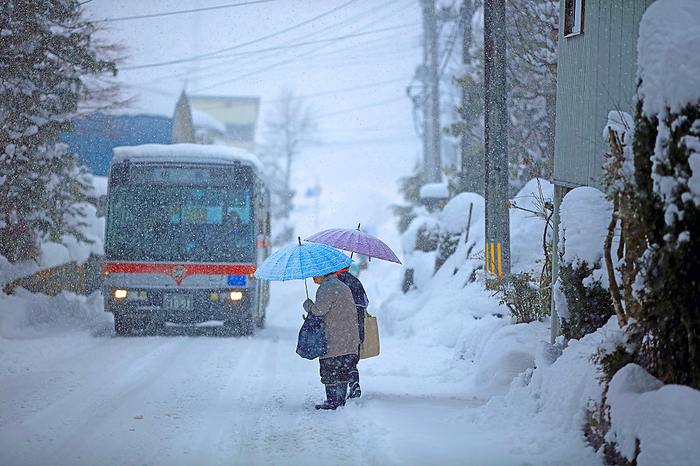 Bus on a snowy day in Suyoshi, Nagaoka City, Niigata Prefecture