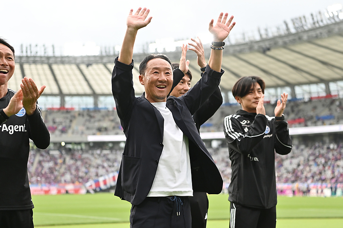 2024 J1 League FC Machida Zelvia head coach Go Kuroda acknowledges fans after the 2024 J1 League match between FC Tokyo 1 2 FC Machida Zelvia at Ajinomoto Stadium in Tokyo, Japan, April 21, 2024.  Photo by AFLO 