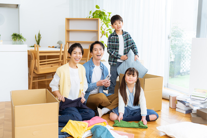 Japanese family preparing to move (People)