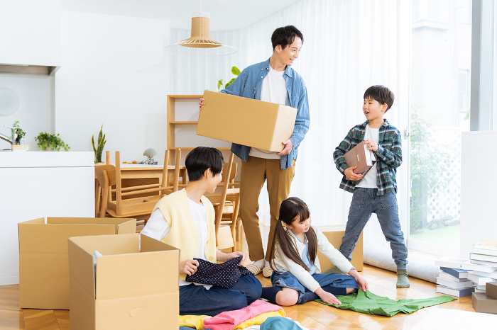 Japanese family preparing to move (People)