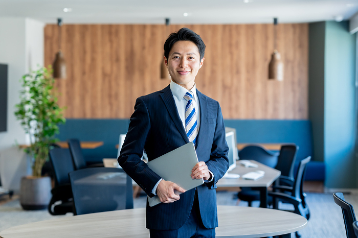 Japanese businessman working in office (People)