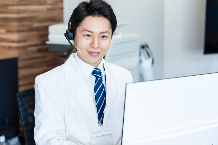 Male medical operator in white coat （Japanese / People)