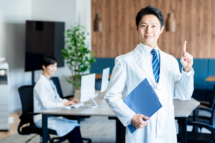 Medical personnel in white coat （Male / Japanese / People)