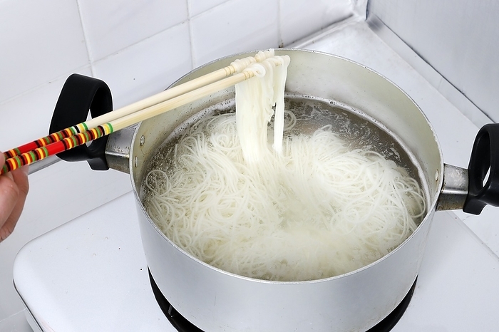 Boil the noodles in plenty of water Boil the noodles in plenty of water