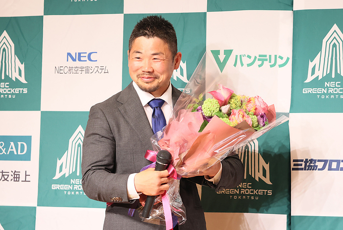 Japanese rugby football player Fumiaki Tanaka of NEC Green Rockets Tokatsu announces retirement of his professional carrier April 24, 2024, Tokyo, Japan   Japanese rugby football player Fumiaki Tanaka of NEC Green Rockets Tokatsu scrum half receives a flower bouquet as he announced retirement from his professional carrier in Tokyo on Wednesday, April 24, 2024. Tanaka, 75 Japan s national team caps, will close his 17 year professional rugby carrier after this season.       photo by Yoshio Tsunoda AFLO 