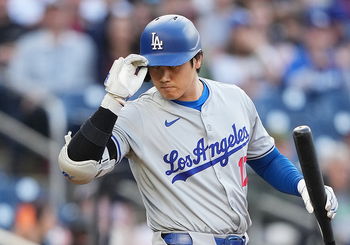 2024 MLB Otani addressing the opposing bench Shohei Ohtani greets the opposing bench before batting with one out in the first inning of the Nationals Dodgers game April 23, 2024 date 20240424 place Washington, DC, USA