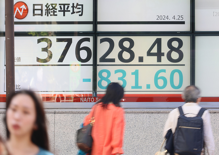 Jaoan s share prices fell 831.60 yen at the Tokyo Stock Exchange April 25, 2024, Tokyo, Japan   Pedestrians pass before a share prices board in Tokyo on Thursday, April 25, 2024. Japan s share prices fell 831.60 yen to close at 37,628.48 yen at the Tokyo Stock Exchange.     photo by Yoshio Tsunoda AFLO 