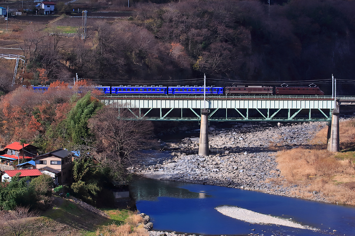 A view of the railway bridge on the Okutone train, handled by the retro locomotive 