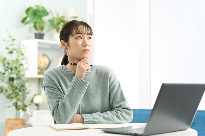 Japanese woman thinking while studying (People)