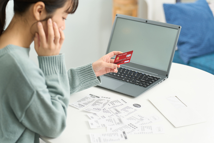 Japanese woman worried about overuse of credit cards (People)