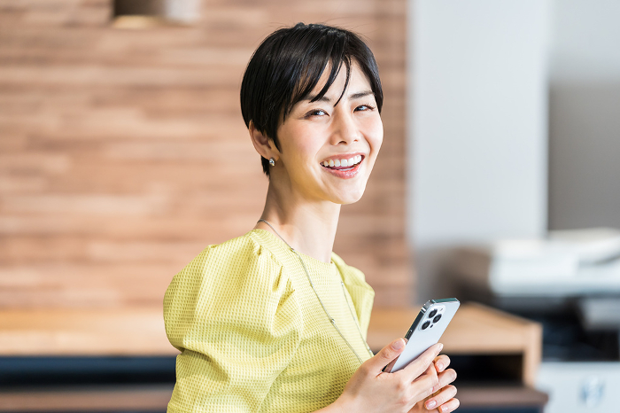 Japanese woman holding a cell phone (People)
